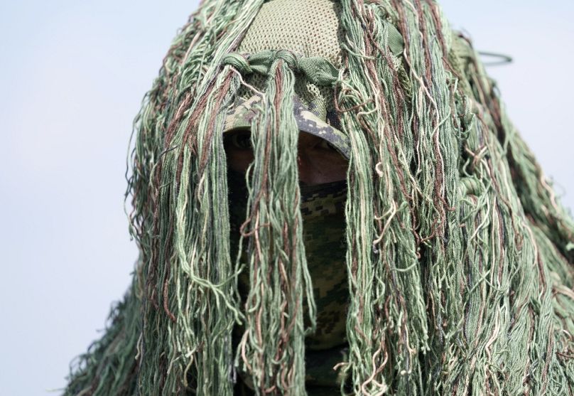 Egy szerb katona egy profi, ghillie álcaruhában