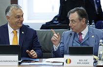 Bart De Wever Orbán Viktorral beszélget a brüsszeli EU-csúcson