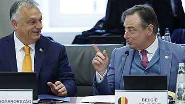 Bart De Wever Orbán Viktorral beszélget a brüsszeli EU-csúcson