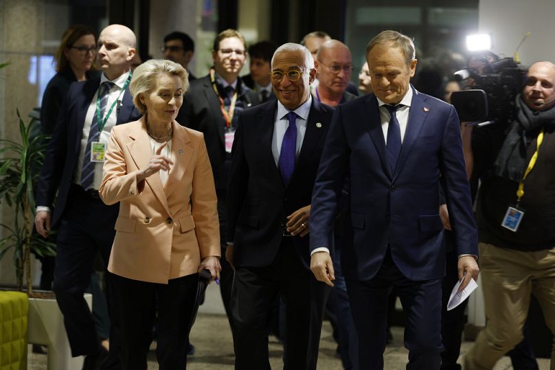 Przewodnicząca Komisji Europejskiej Ursula von der Leyen (z lewej), przewodniczący Rady Europejskiej Antonio Costa (w środku) i premier Polski Donald Tusk.