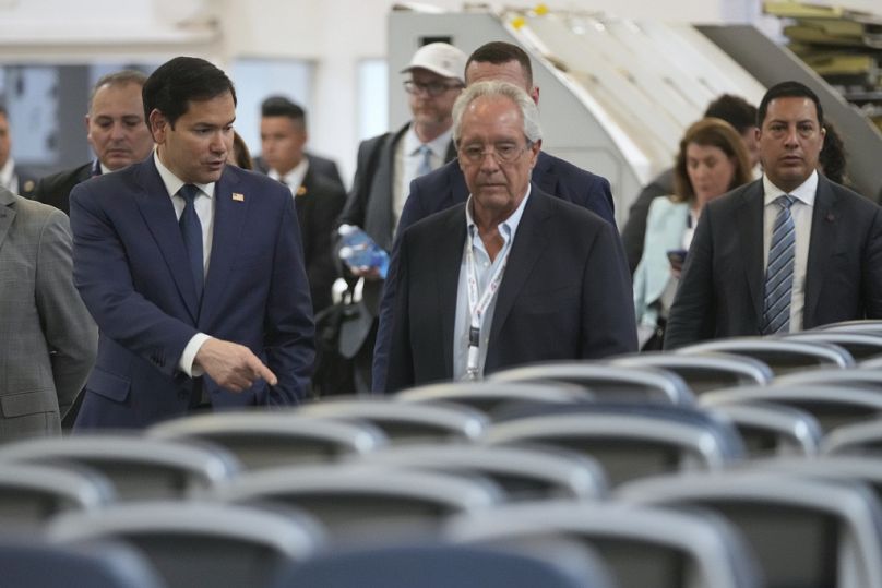 Sekretarz stanu USA Marco Rubio rozmawia z Roberto Kriete (po prawej), podczas wizyty w firmie Aeroman w San Luis Talpa w Salwadorze