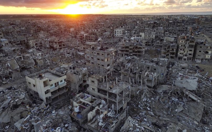 Uma fotografia aérea tirada por um drone mostra a destruição causada pela guerra israelita, em Rafah, na Faixa de Gaza, na sexta-feira, 24 de janeiro de 2025.