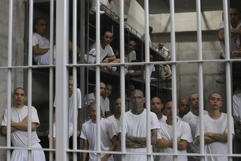 Az El Salvador-i CECOT börtön: a 100 fős cellákra mindössze két vécé jut, egy rabra egy négyzetméternyi hely sem jut
