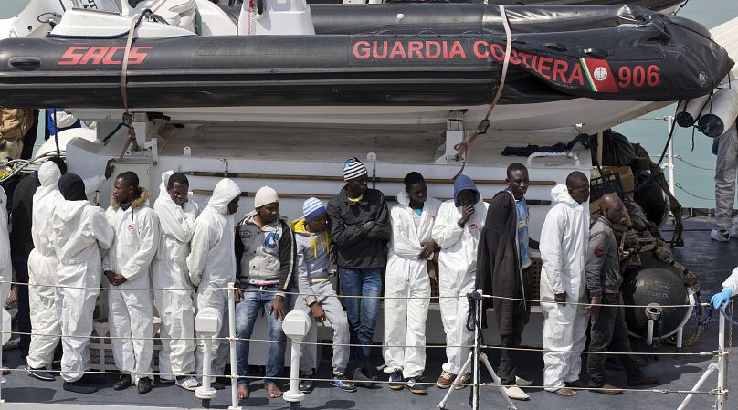 Des migrants attendent de débarquer du navire des garde-côtes italiens Fiorillo, dans le port de Catane, en Sicile, dans le sud de l'Italie, le vendredi 24 avril 2015.