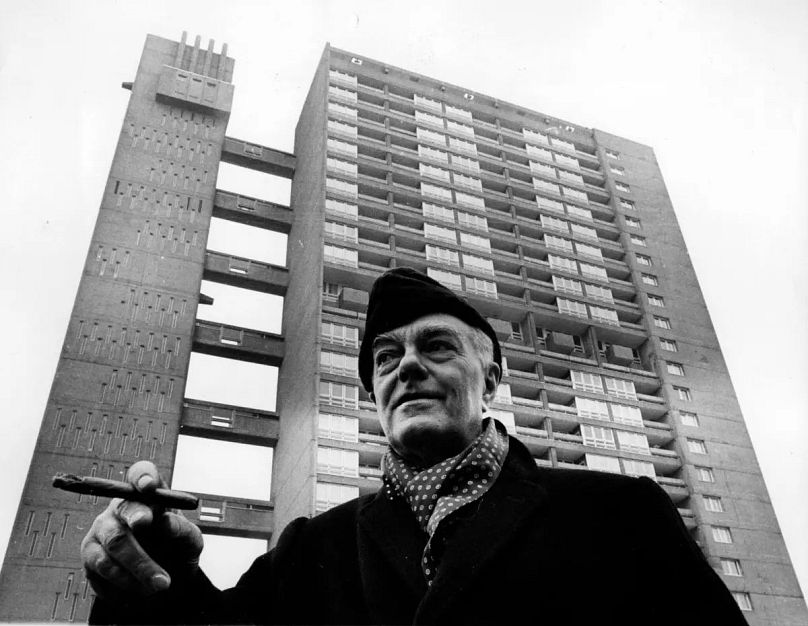 Goldfinger Ernő építész a Balfron Tower előtt, Londonban