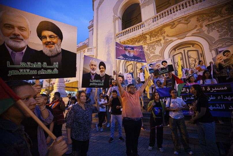 متظاهرون يشاركون في مسيرة داعمة لغزة ولبنان في ذكرى هجمات 7 أكتوبر/تشرين الأول، في تونس العاصمة، تونس، الاثنين 7 أكتوبر/تشرين الأول 2024. 