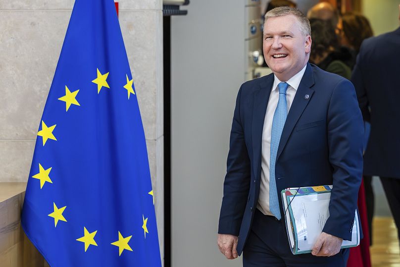 Michael McGrath arrive à la réunion hebdomadaire du collège des commissaires de l'UE au siège de l'UE à Bruxelles, le mercredi 29 janvier 2025.