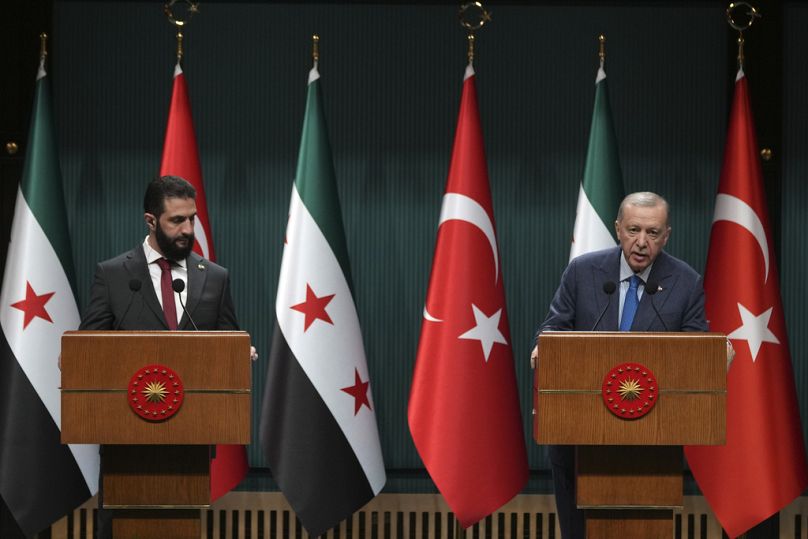 الرئيس التركي رجب طيب أردوغان والرئيس السوري الانتقالي أحمد الشرع خلال مؤتمر صحفي مشترك في أنقرة، يوم الثلاثاء، 4 فبراير 2025.