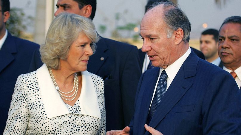 Camilla, então duquesa da Cornualha, conversa com Agha Khan antes de visitar as instalações do Parque Al Azhar, no Cairo, em 2006.