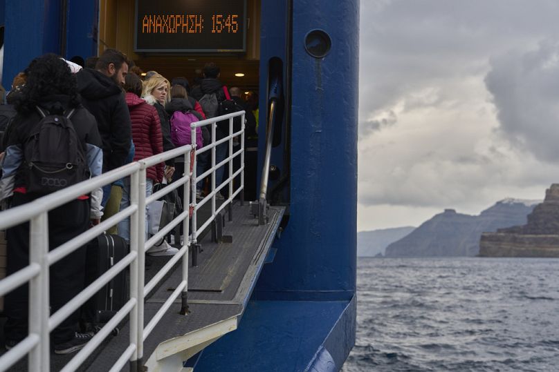 Passeggeri a bordo di un traghetto diretto verso la terraferma greca, Santorini, Grecia, 4 febbraio 2025