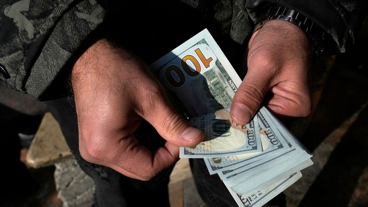 トランプの命令に続いてイランのリアルの多くを弱める。テヘラン市場の米ドルと金貨
