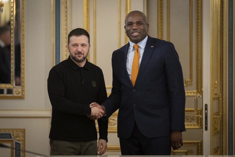 David Lammy est accueilli par le président ukrainien Volodymyr Zelensky lors de leur rencontre à Kyiv, en Ukraine.