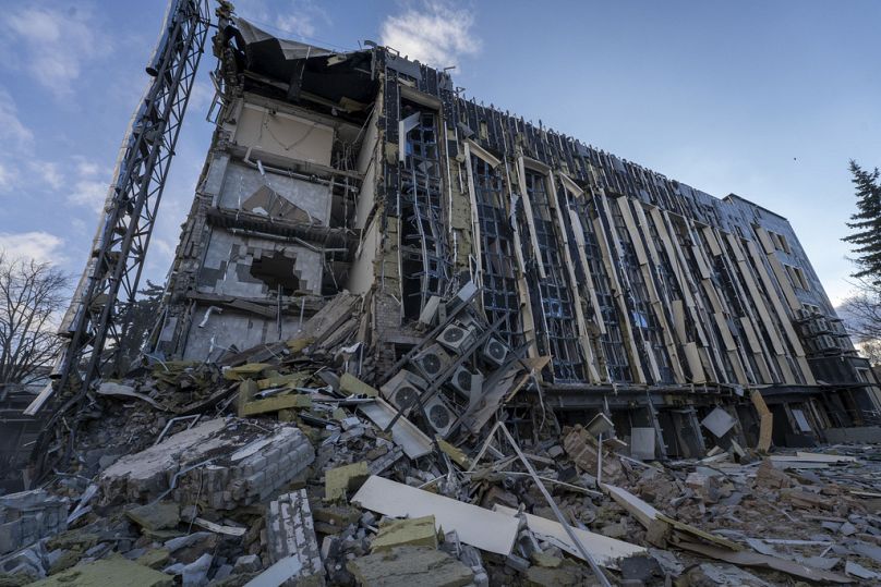 Ukrayna'nın İzium kentinde Rus roket saldırısı sonucu çok sayıda kişinin öldüğü ve yaralandığı saldırıda hasar gören Belediye Binası görülüyor, 4 Şubat 2025.