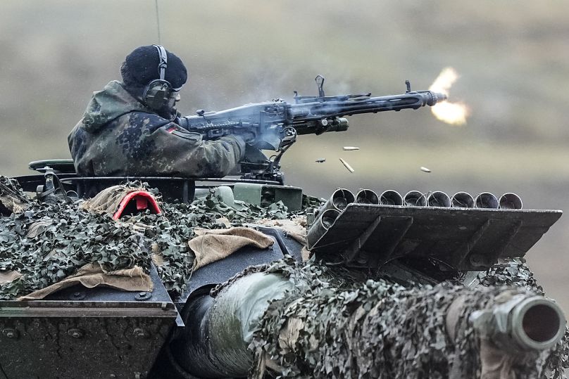 Ein Soldat feuert ein Maschinengewehr aus einem Leopard 2-Panzer beim Panzerbataillon 203 der Bundeswehr in der Feldmarschall-Rommel-Kaserne in Augustdorf, 1. Februar 2023