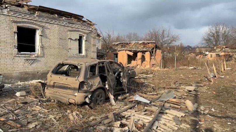Deux frappes russes ont fait un mort, deux blessés et endommagé sept bâtiments dans la ville ukrainienne de Droujkivka, dans l'est du pays, le mardi 4 février 2025