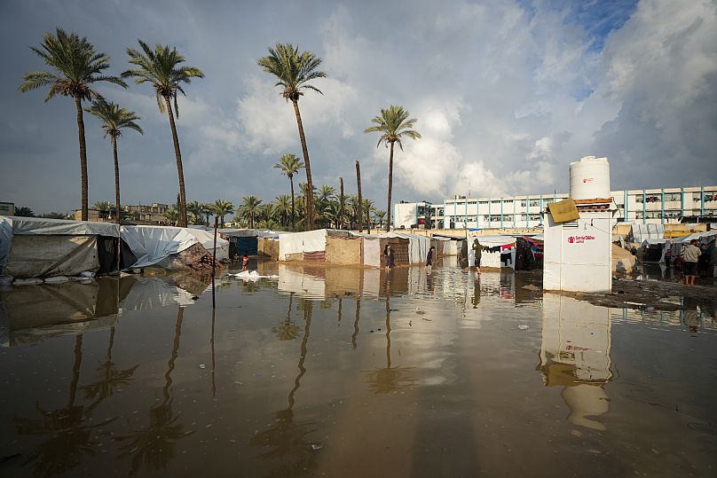 Une zone inondée après une nuit de fortes pluies dans un camp de tentes pour les Palestiniens déplacés à Deir al-Balah, au centre de la bande de Gaza, le jeudi 23 janvier 2025