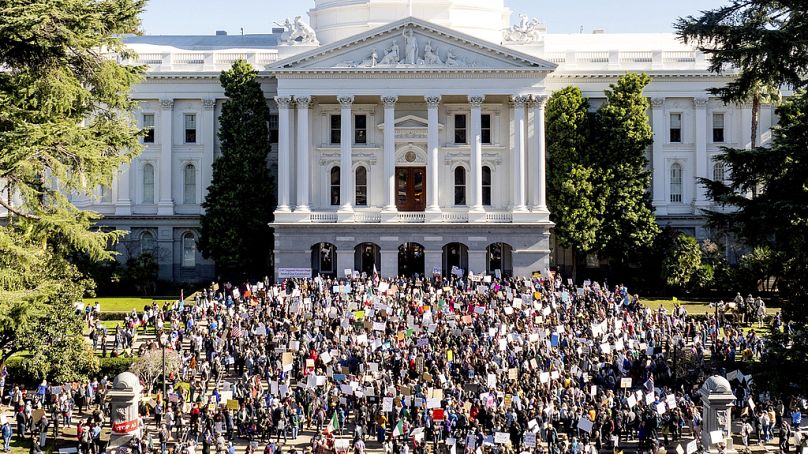 Plusieurs centaines de manifestants se rassemblent contre le président Donald Trump devant le Capitole à Sacramento, en Californie.