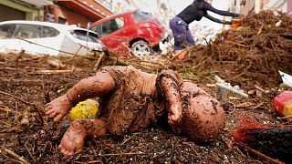 Una bambola viene fotografata dopo essere stata travolta dalle inondazioni a Valencia, in Spagna, mercoledì 30 ottobre 2024.