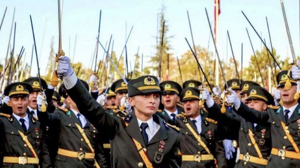 Kara Harp Okulu birincisi Ebru Eroğlu (ortada) yemin esnasında silah arkadaşlarıyla görüntülendi.