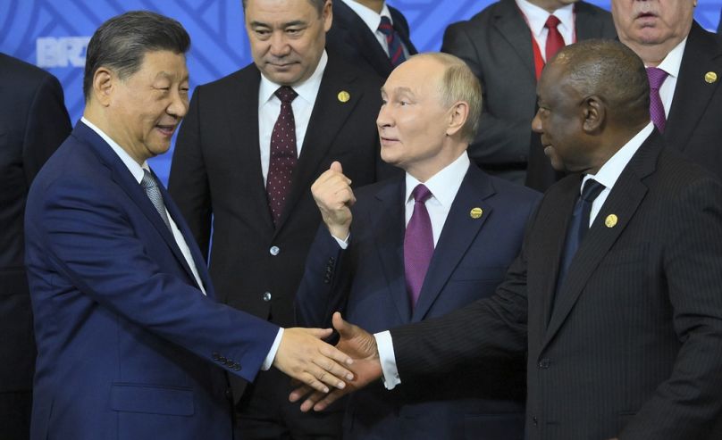 Hszi Csin-ping, Vlagyimir Putyin és Cyril Ramaphosa a BRICS csúcsértekezletén, Kazany, 2024 október