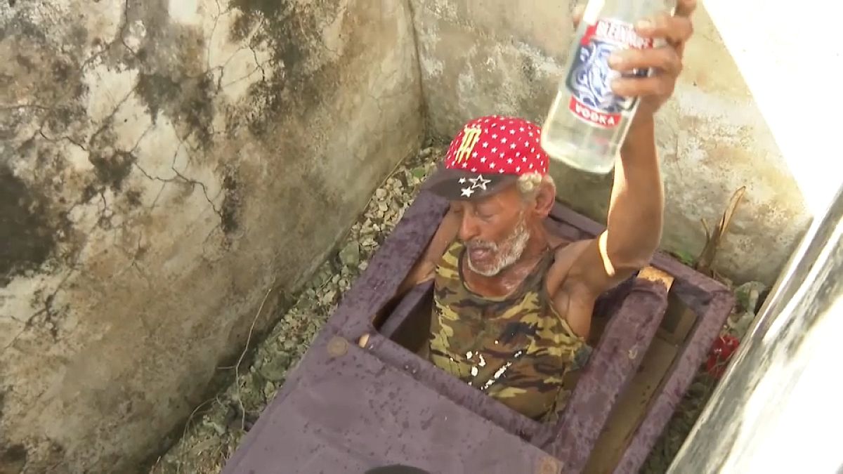 Les Cubains célèbrent la vie et la mort par un simulacre d'enterrement