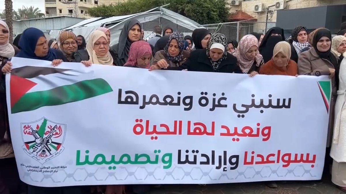 "غزة أرضنا ولن نرحل".. فلسطينيون في دير البلح يحتجون على تصريحات ترامب