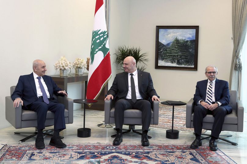  الرئيس اللبناني جوزيف عون، رئيس الوزراء المكلف نواف سلام ورئيس مجلس النواب نبيه بري، في بعبدا، شرق بيروت، لبنان، الخميس، 6 فبراير/شباط 2025.