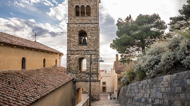 El campanario de Santa Maria de Gulia en Castellabate