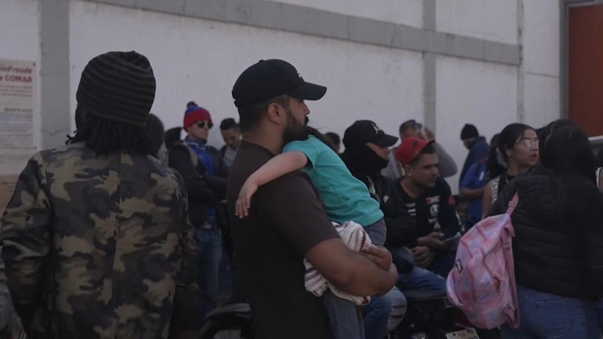 Vídeo. La desesperación se adueña de los inmigrantes en la frontera de ...