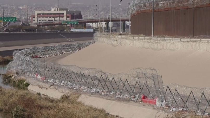 Frontera de Estados Unidos con México reforzada con alambre de espino. 