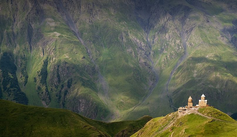 Die abgelegene Dreifaltigkeitskirche von Gergeti in der Nähe des Dorfes Stepantsminda in Georgien