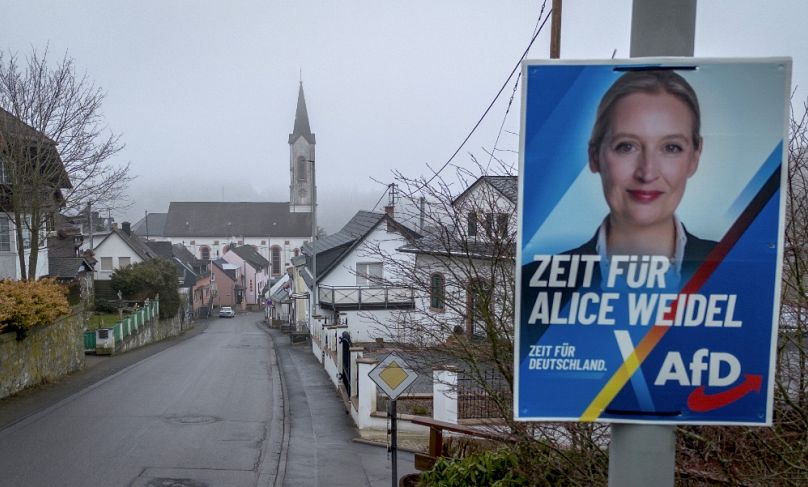 Alice Weidel választási plakátja egy Frankfurt melletti faluban, 2025. február 6-án