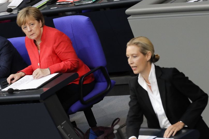 Alice Weidelt hallgatja a Bundestagban Angela Merkel kancellár, 2018-ban