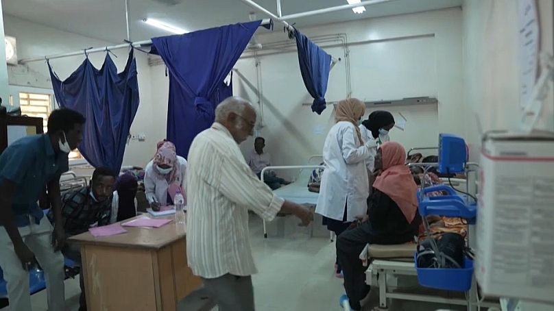 طاقم طبي يعمل بأدوات بدائية داخل مستشفى "النو"، محاولًا إنقاذ أرواح المرضى رغم نقص المعدات وانعدام الأمن.