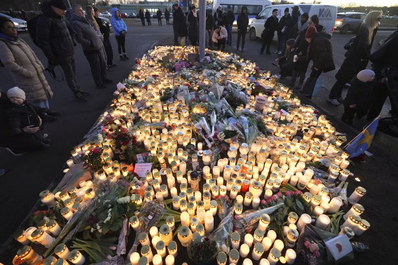 Αυτοσχέδιο μνημείο με κεριά στο σημείο της τραγωδίας