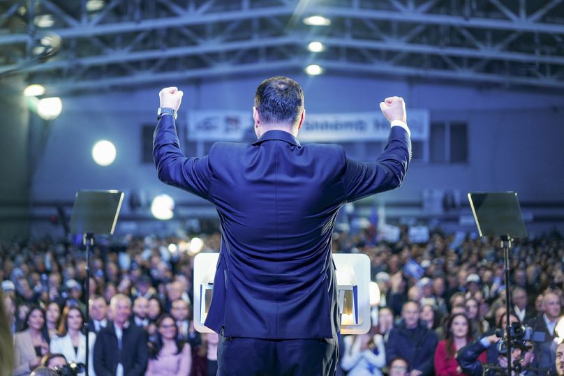 Lumir Abdixhiku, zwraca się do swoich zwolenników podczas wiecu przed wyborami parlamentarnymi, Istog, Kosovo