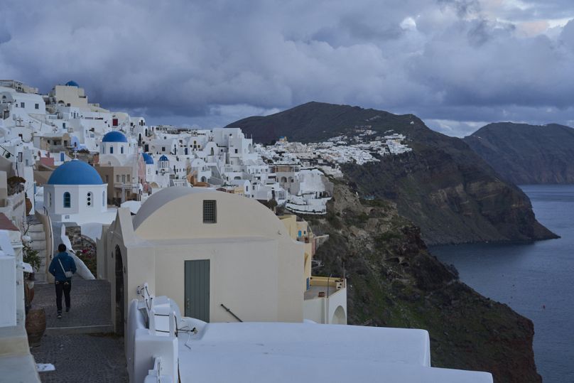 Le chiese ortodosse dalle cupole blu nella città di Oia, Santorini, Grecia, 4 febbraio 2025