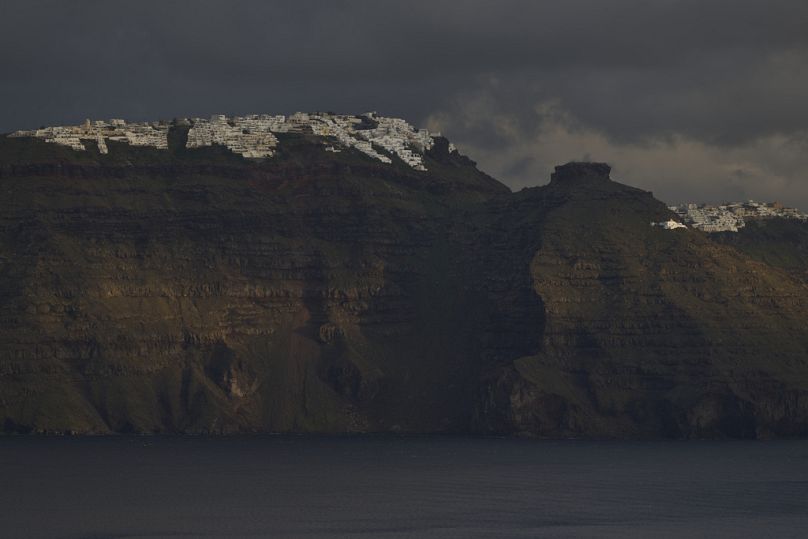 La città principale di Fira vista dall'altra parte della baia dell'isola di Santorini, Grecia, 4 febbraio 2025