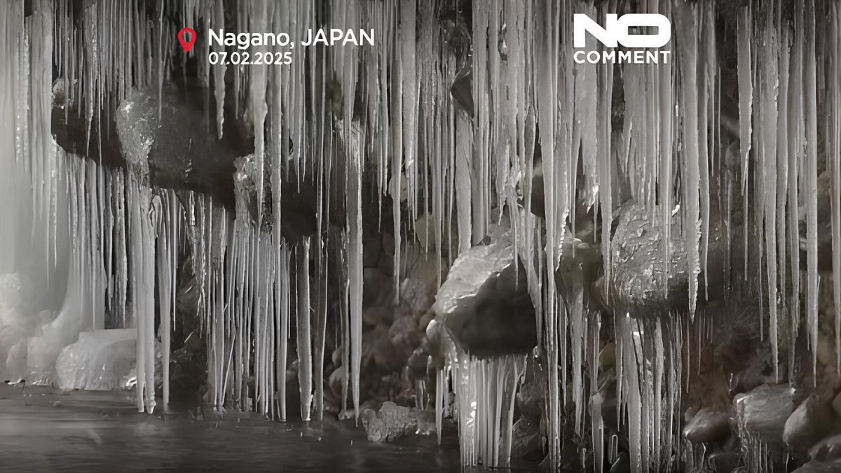 Un imposant rideau de glace émerveille les visiteurs à Nagano