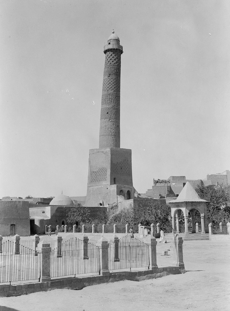 Das schiefe Minarett der Großen Moschee von al-Nuri  (1932). 