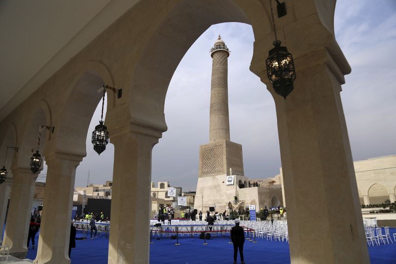 Büyük Nuri Camisi'nin eğik El-Hadba Minaresi Musul'un Eski Şehir bölgesinde bir kez daha dimdik ayakta, 5 Şubat 2025.