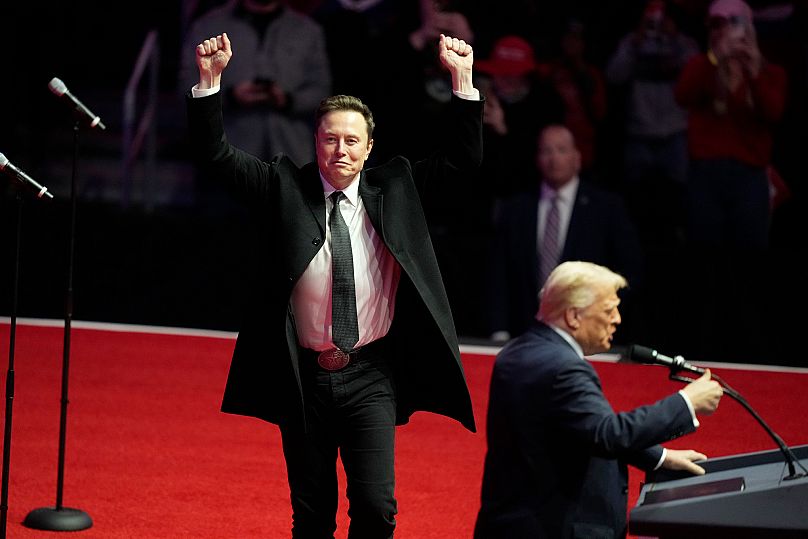 Elon Musk réagit alors que Donald Trump s'exprime lors d'un rassemblement avant son investiture présidentielle, le dimanche 19 janvier 2025, à Washington.