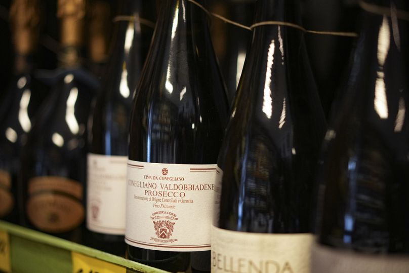 Butelki Prosecco ustawione w sklepie z winem w Rzymie