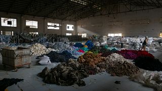 Il fast fashion è responsabile di circa il 10% delle emissioni globali di carbonio, più di tutti i voli internazionali e i trasporti marittimi messi insieme.