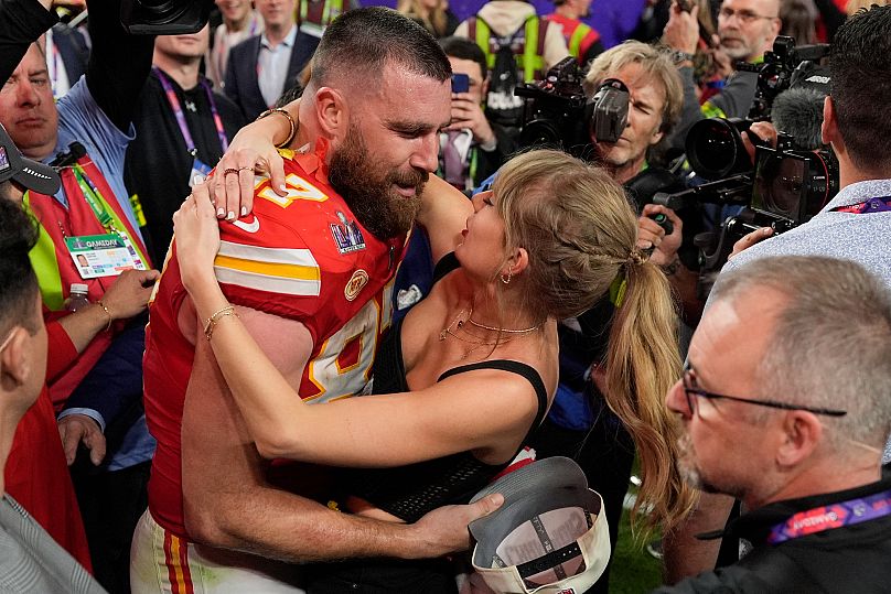 Travis Kelce umarmt Taylor Swift nach dem NFL Super Bowl LVIII gegen die San Francisco 49ers, 11. Februar 2024