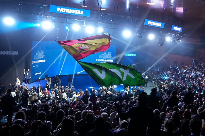 Spanyol nemzeti lobogó és a Vox zászlója a Patrióták Európáért madridi csúcstalálkozóján, 2025. február 8-án