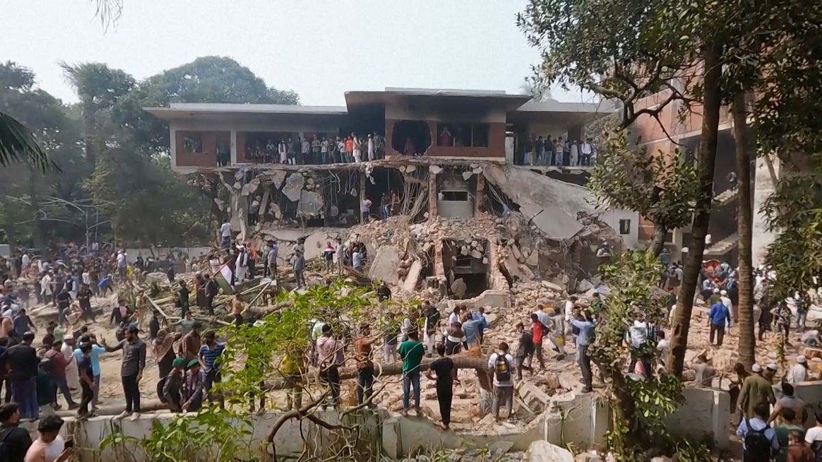 Au Bangladesh, les manifestants continuent de démolir la maison de l'ancien premier ministre