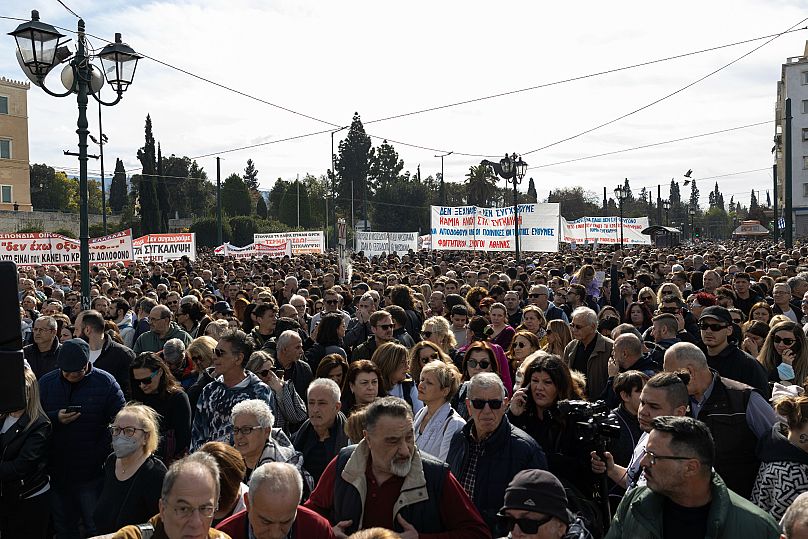 Zehntausende von Menschen fordern bei einer Demonstration in Athen Gerechtigkeit für die Opfer des Zugunglücks von Tempi, 26. Januar 2025