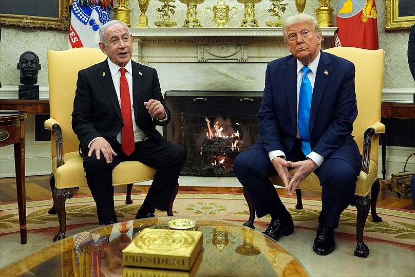 El presidente Donald Trump se reúne con el primer ministro de Israel, Benjamin Netanyahu, en el Despacho Oval de la Casa Blanca, el 4 de febrero de 2025.