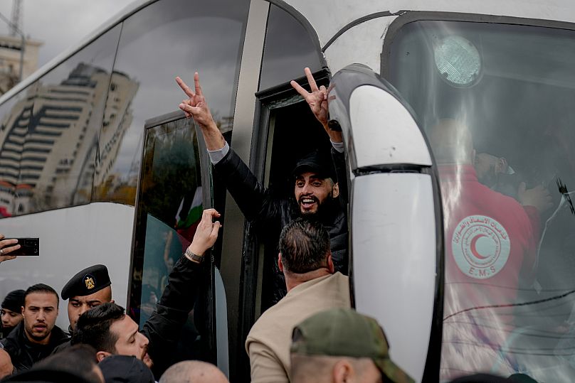  أسير فلسطيني أثناء خروجه من حافلة تابعة للصليب الأحمر بعد إطلاق سراحه من السجن الإسرائيلي في مدينة رام الله بالضفة الغربية، السبت 8 فبراير 2025